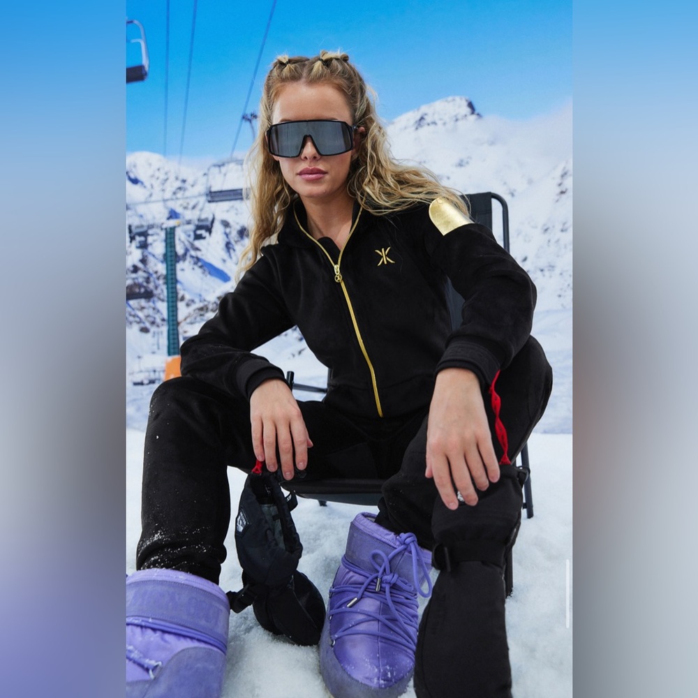 Onepiece Alps Soft Velvet
Fitted Jumpsuit - Picture 3 of 7